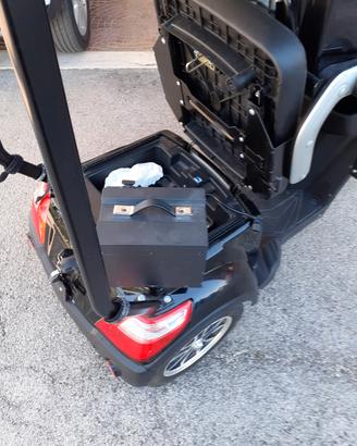 Scooter elettrico per disabili e anziani 