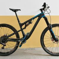 Mountain bike Rocky Mountain in carbonio