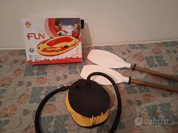 Gommone gonfiabile con remi e pompa