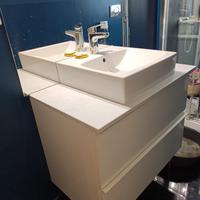 Mobile bagno con lavabo e rubinetteria