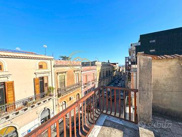 Primo piano di un palazzetto a Giarre con terrazzo