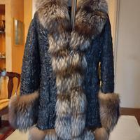 Cappotto piumino goffrato nero con volpe argentata
