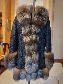 Cappotto piumino goffrato nero con volpe argentata