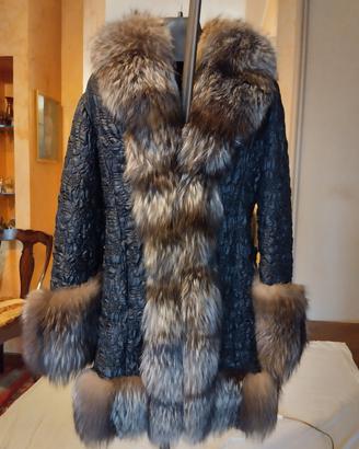 Cappotto piumino goffrato nero con volpe argentata