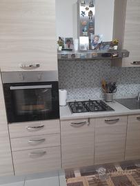 Cucina lineare con accessori