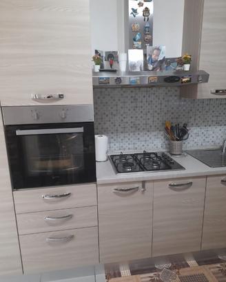 Cucina lineare con accessori