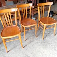 vari gruppi di sedie 