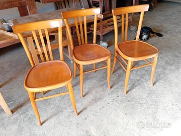 vari gruppi di sedie 