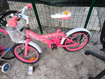 Varie biciclette per bambini 