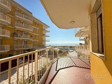 LUMINOSO BILOCALE FRONTE MARE IN RESIDENCE CON PIS