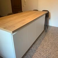 Isola Lube con sgabelli