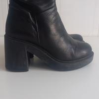 2 paia di stivaletti