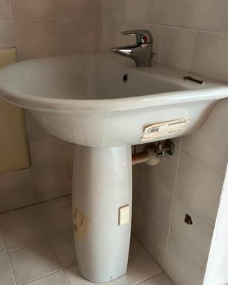 Lavabo e rubinetto 
