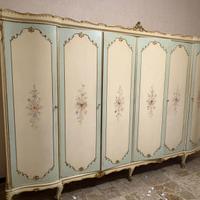 Armadio per camera da letto stile veneziano.