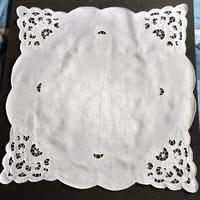 centro tavola quadrato in lino ricamato 