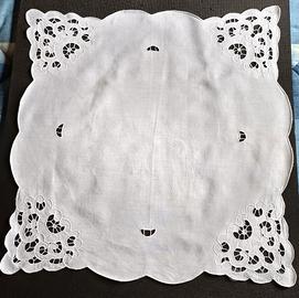 centro tavola quadrato in lino ricamato 