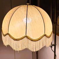 Lampada da terra vintage con paralume decorato