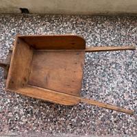 Antica carriola in legno
