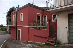 Casa singola di 100mq con garage a Santa Venerina