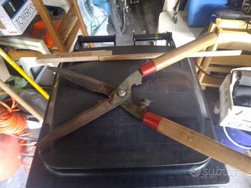 tagliasiepi con manico in legno