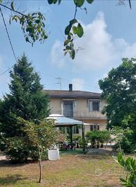 Proprietà con 3 Unità e Ampio Giardino