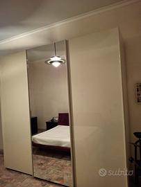 armadio con porte scorrevoli e specchio