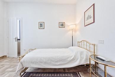 Stanza ammobiliata zona Ospedale - solo donne