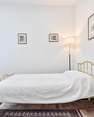 Stanza ammobiliata zona Ospedale - solo donne