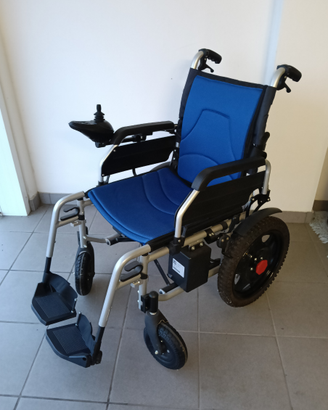 Carrozzina elettromeccanica pieghevole, modello "A