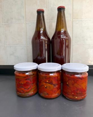 Bottiglie di pomodoro e peperoni grigliati
