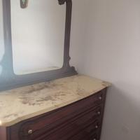 Comò elegante e capiente in legno intarsiato