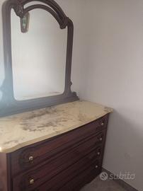 Comò elegante e capiente in legno intarsiato