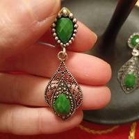 Orecchini pendenti a goccia con pietre verdi