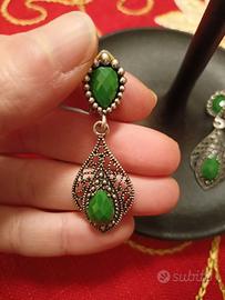 Orecchini pendenti a goccia con pietre verdi