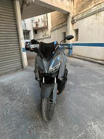 Xmax 125 techmax con blocca disco antifurto