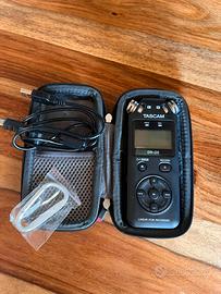 Registratore Tascam DR-05 con treppiede Manfrotto