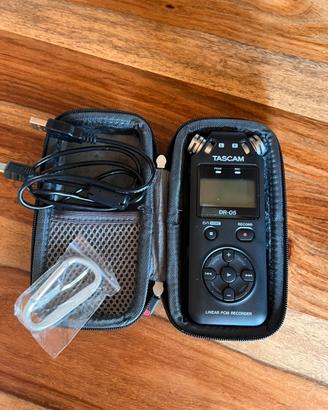 Registratore Tascam DR-05 con treppiede Manfrotto