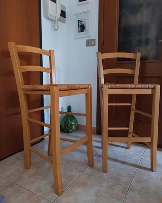 coppia di sgabelli alti in legno