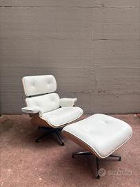 Poltrona lounge con pouf stile Eames in pelle