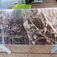 Tavolo con ripiano in vetro