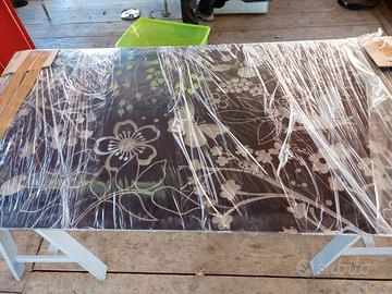 Tavolo con ripiano in vetro