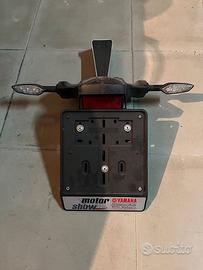 portatarga yamaha r6 con frecce