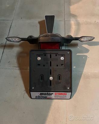 portatarga yamaha r6 con frecce