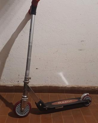Monopattino Razor B120 età 5-12 anni