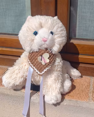 Peluche gattino panna con bavaglino e farfalla