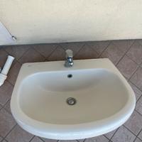 Lavandino bagno e rubinetteria