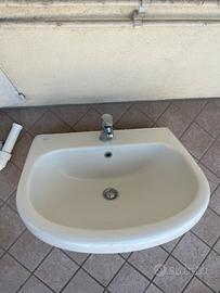 Lavandino bagno e rubinetteria