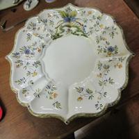 piatto d'epoca in ceramica da portata decorato a m