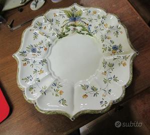 piatto d'epoca in ceramica da portata decorato a m