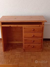Scrivania in legno di pino